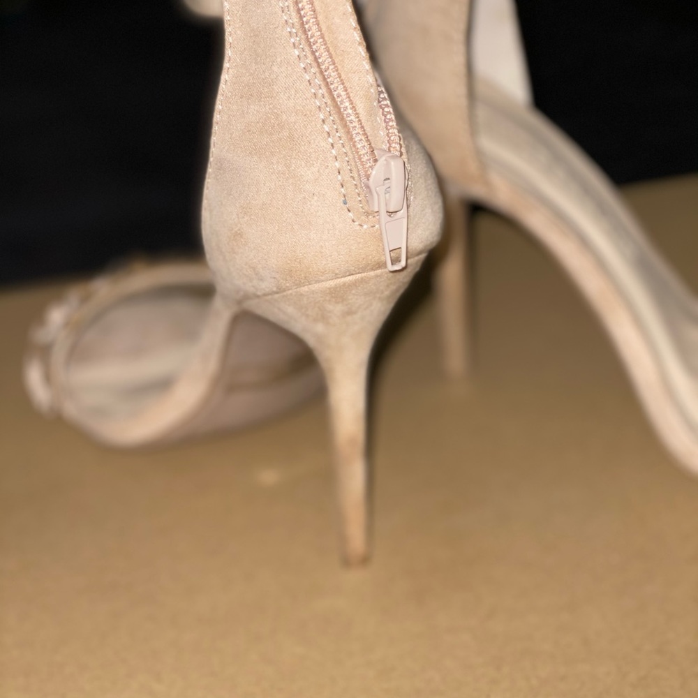 Tan heels - Picture 2 of 4